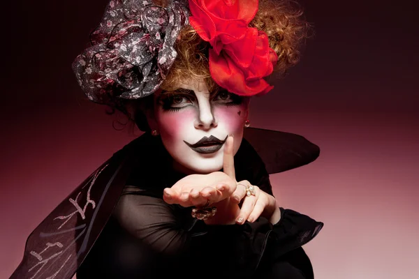 Frauenmime mit theatralischem Make-up — Stockfoto