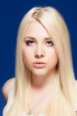 genç kadının yakın stüdyo portre