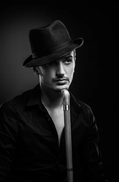 Uomo con un cappello nero — Foto Stock