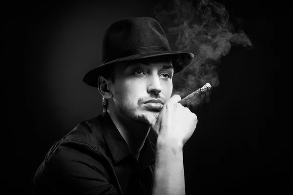 Gangster utseende. man med hatt och cigarr. — Stockfoto