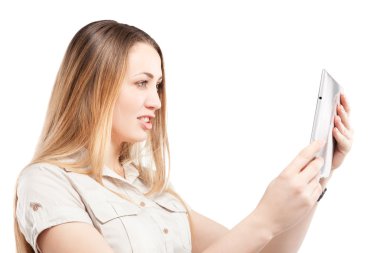 İş kadını elinde tablet bilgisayar tutuyor.