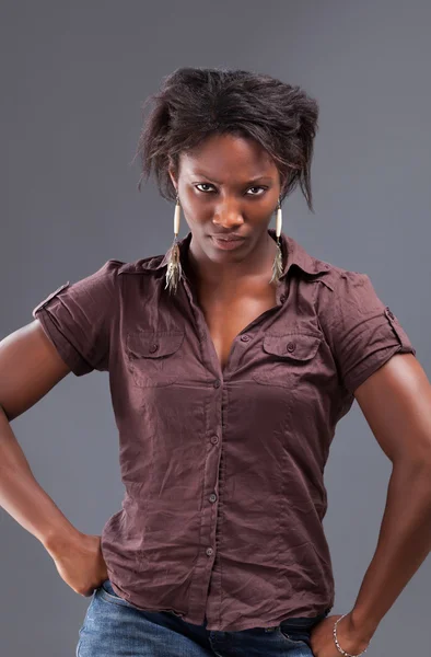 Retrato de uma jovem bela mulher negra — Fotografia de Stock