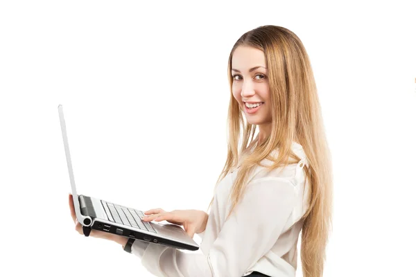 Bir dizüstü bilgisayarda çalışan iş kadın — Stok fotoğraf