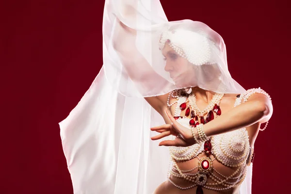 Prachtige oriëntaalse danseres — Stockfoto