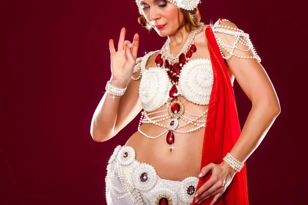 Beautiful oriental dancer — Stock Photo, Image