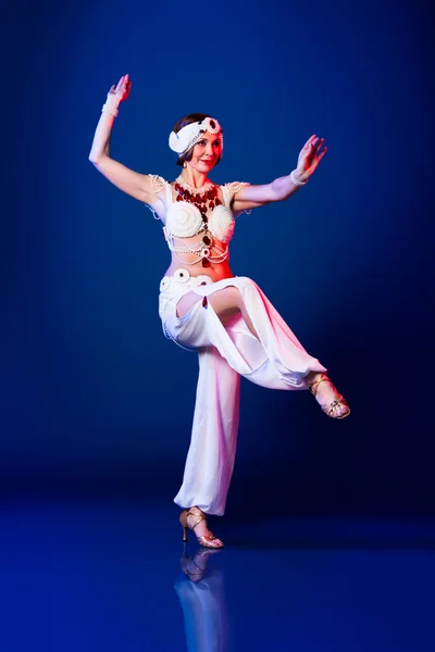 Beautiful oriental dancer — Stock Photo, Image