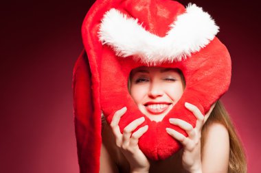 büyük kırmızı kalpli genç güzel kadın