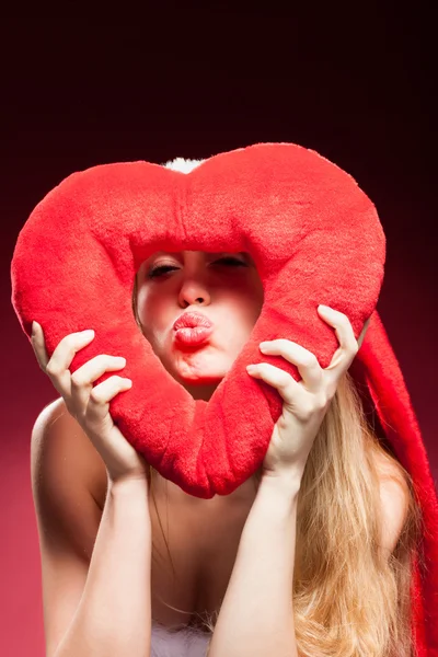 Junge schöne Frau mit großem roten Herz — Stockfoto