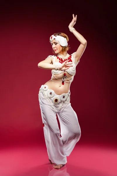 Beautiful oriental dancer — Stock Photo, Image