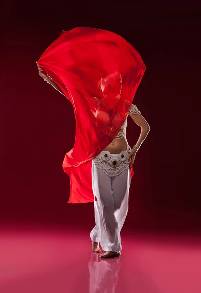 Beautiful oriental dancer — Stock Photo, Image