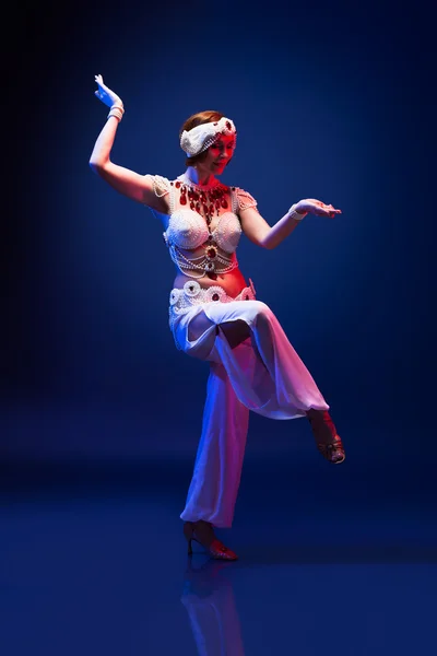 Beautiful oriental dancer — Stock Photo, Image