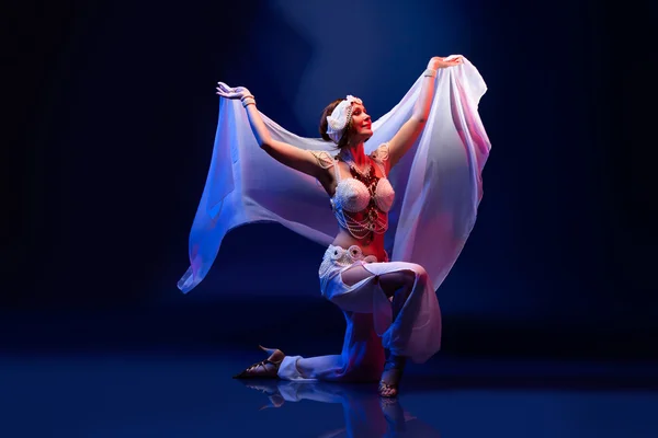 美しい東洋のダンサー — ストック写真