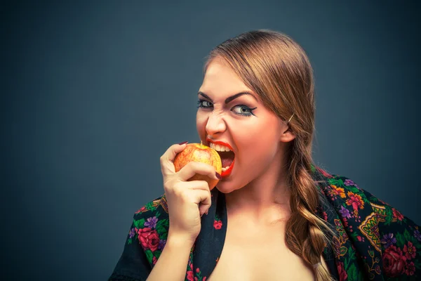 Ung vacker kvinna med äpple — Stockfoto