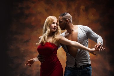 Genç çift Karayip Salsa dansı yapıyor.