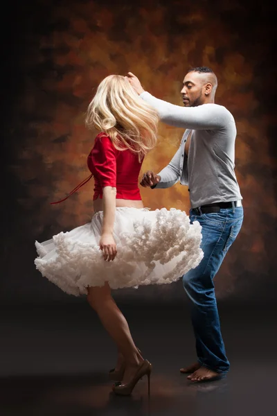 Young couple dances Caribbean Salsa — Stock Photo, Image