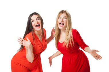 iki kadın ağzını açmak için el ele tutuşarak şok