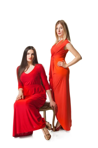 Две женщины в длинном красном платье — стоковое фото