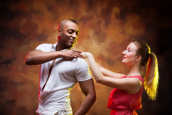 Casal jovem dança Salsa Caribe — Fotografia de Stock