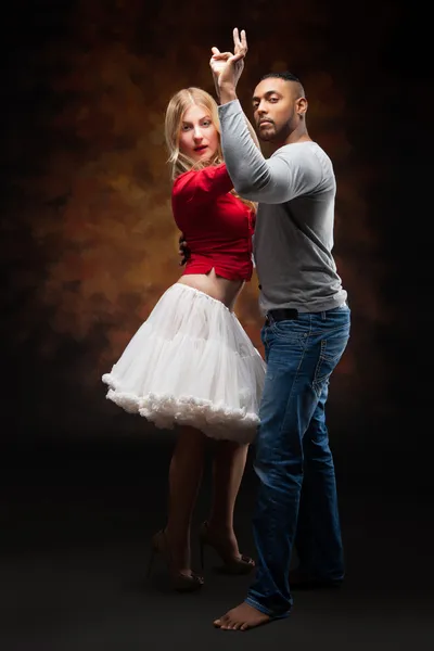 Jeune couple danse la salsa des Caraïbes — Photo