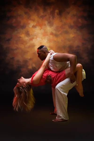 Casal jovem dança Salsa Caribe — Fotografia de Stock