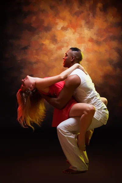 Νεαρό ζευγάρι χορεύει Καραϊβική Σάλσα — Φωτογραφία Αρχείου