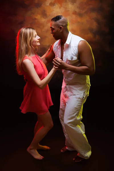 Młoda para tańczy Karaiby Salsa — Zdjęcie stockowe