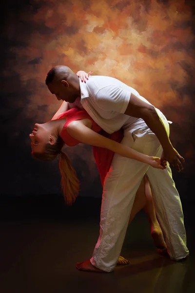 Молода пара танцює карибську сальсу — стокове фото