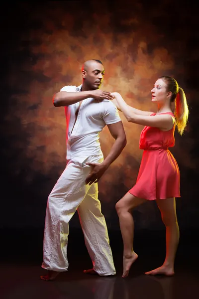 Jong stel danst Caribbean Salsa — Stockfoto