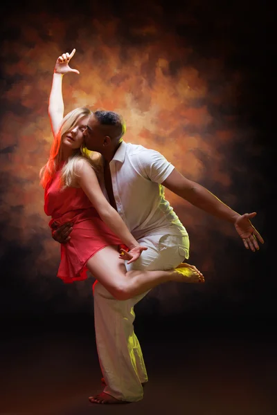 Jong stel danst Caribbean Salsa — Stockfoto