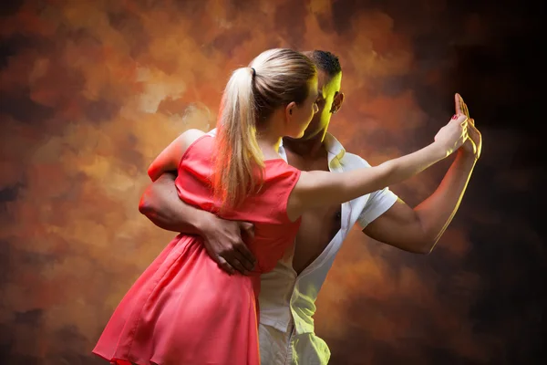 Молодая пара танцует Карибскую сальсу — стоковое фото