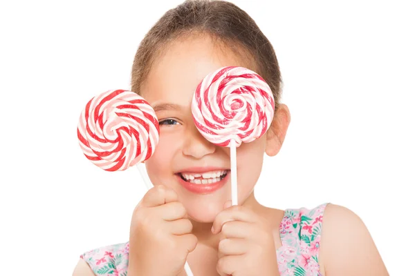 Liten skrattande flicka håller färgglada lollipop — Stockfoto