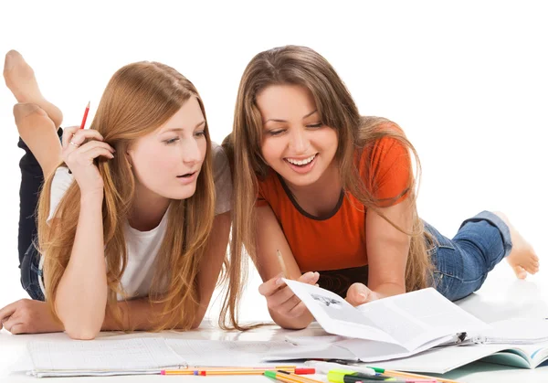 Dois jovens estudante feliz trabalho menina no laptop — Fotografia de Stock