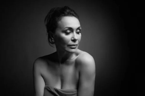 Retrato de una sensual mujer de cincuenta años sobre fondo gris del estudio. Monocromo tiro . — Foto de Stock