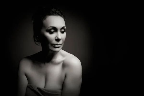 Retrato de una sensual mujer de cincuenta años sobre fondo gris del estudio. Monocromo tiro . — Foto de Stock