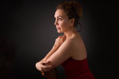 Gri stüdyo arka plan üzerinde şehvetli elli yaşındaki bir kadının Klasik headshot portre