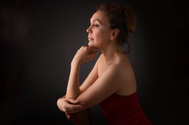 Gri stüdyo arka plan üzerinde şehvetli elli yaşındaki bir kadının Klasik headshot portre