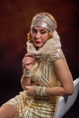 Koyu renk arka planda poz veren eski moda kadın. Kükreyen yirmiler, retro, parti, moda konsepti