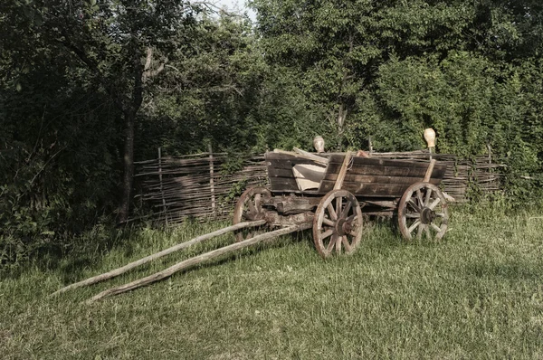 Украинская старая повозка на зеленой траве — стоковое фото