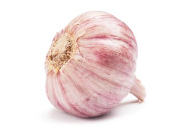 Sarımsak beyaz arka planda izole edilmiş.