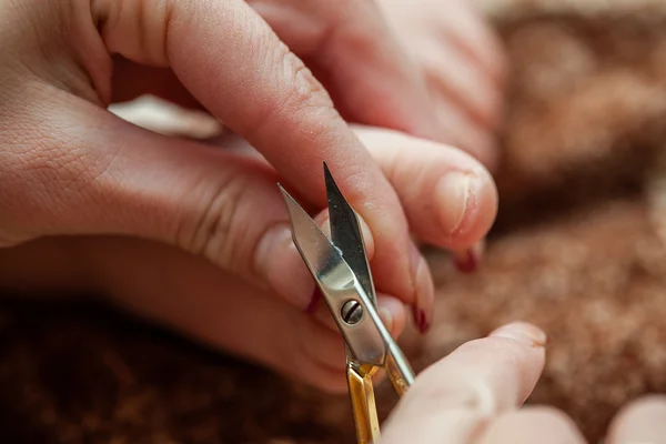 Couper les ongles des doigts — Photo