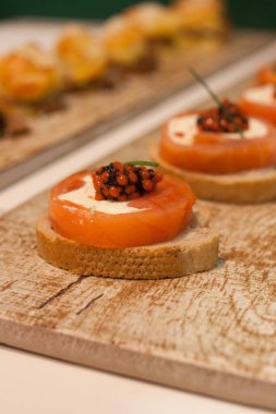 Tütsülenmiş somon kanalı, çilekli, peynirli ve kırmızı somonlu.