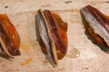 Baharatlı ızgara ringa balığı.