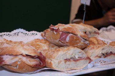 Geleneksel bir İspanyol restoranında İtalyan yemekleri.