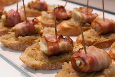 Domuz pastırmalı açık büfe yemekleri.