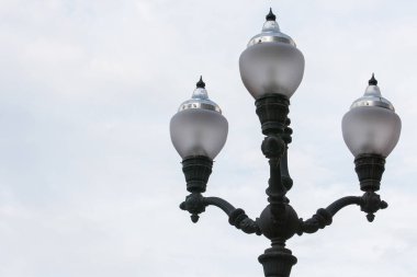 Gökyüzü arka plan üzerinde sokak lambaları