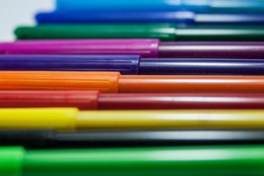 Beyaz arkaplan üzerine çizim için renkli kalemler