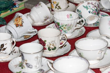 Tazas de porcelana antiguas apiladas juntas