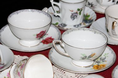 Trompeta vieja brillante en tonos dorados