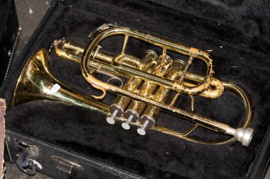 Trompeta vieja brillante en tonos dorados