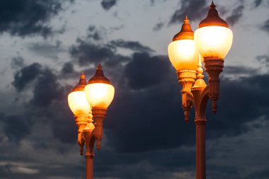 Gece gökyüzünün arka planında bir lamba